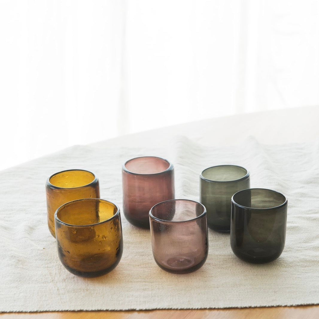 Vasos pequeños de vidrio soplado