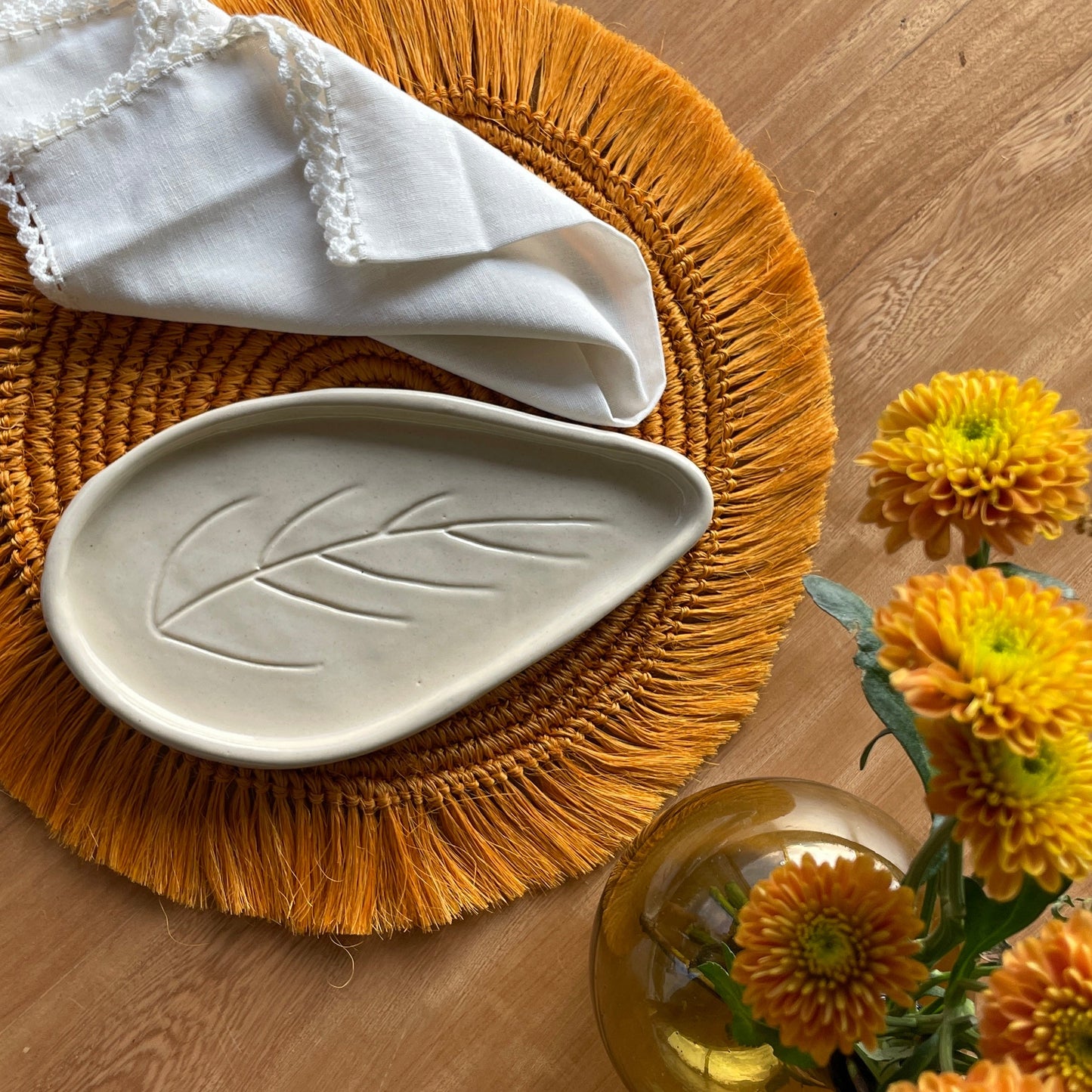 Plato de cerámica con forma de hoja