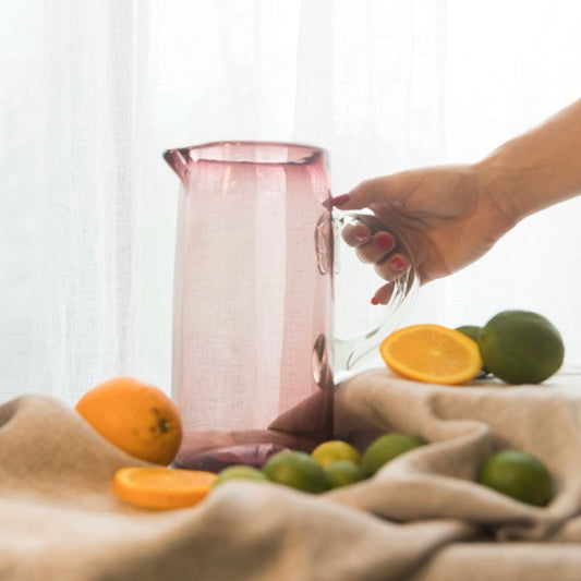 Jarra con asa de vidrio soplado