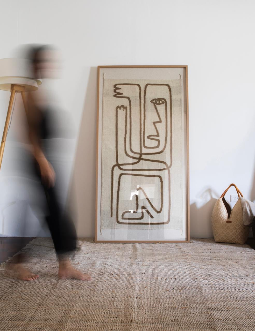 Cuadro de Alfombra Tejida – Figura Abstracta Femenina