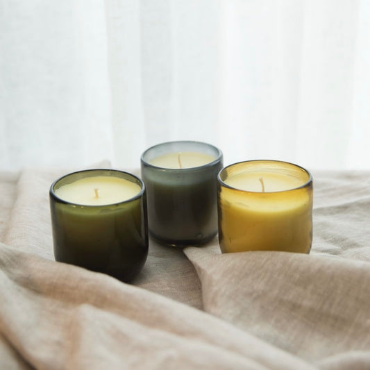 Vela de soya chica en vidrio soplado – Ámbar, Humo o Verde
